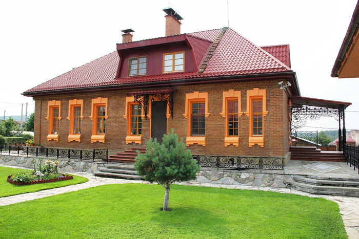 В Екатеринбурге за 36 млн продается купеческий дом с коллекцией самоваров