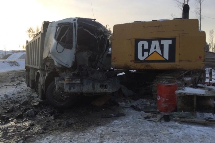 В Екатеринбурге грузовик врезался в экскаватор, погиб один человек