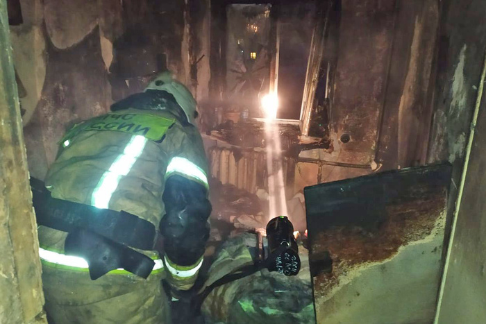 Из горящего дома в Екатеринбурге спасли 70 человек