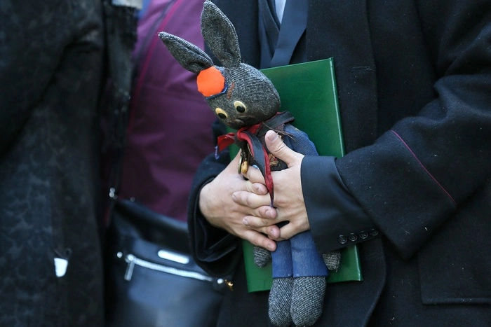 Писателя Владислава Крапивина похоронили на Широкореченском кладбище