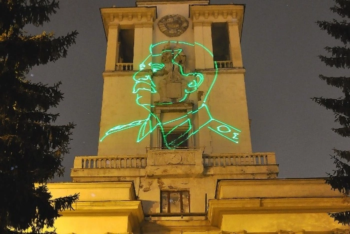 «Прилепинцы» просят Шойгу восстановить на Доме офицеров в Екатеринбурге барельеф Сталина