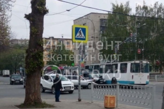 В Екатеринбурге легковушка влетела в троллейбус