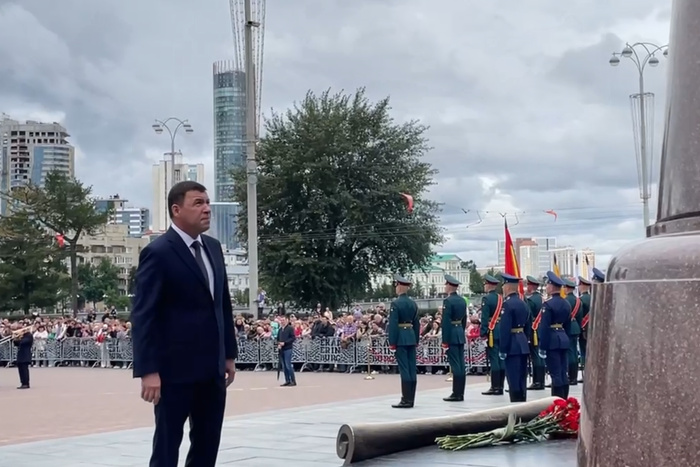 Куйвашев едва успел прилететь на День города в Екатеринбург из отпуска