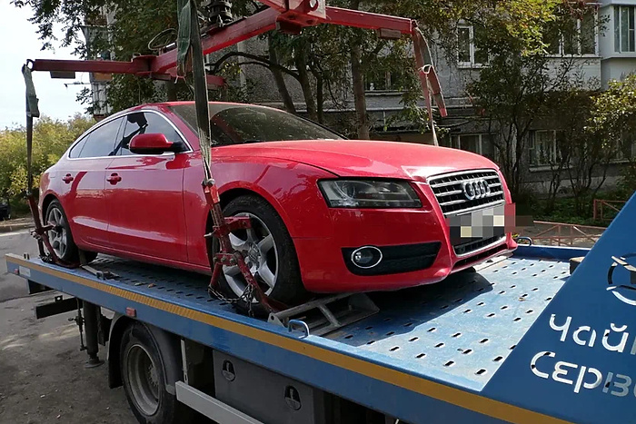 Красную Audi Q5 арестовали из-за хозяйки-должницы в Первоуральске