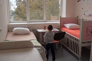Свердловский Минздрав разъяснил, когда родители могут бесплатно находиться в стационаре с детьми