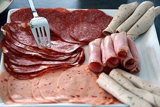 Уральский врач рассказала, вызывает ли колбаса рак