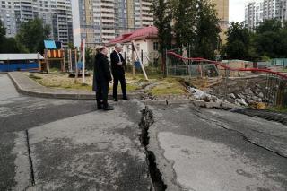 В мэрии Екатеринбурге объяснили, откуда появились трещины возле скандальной стройки на Пионерке