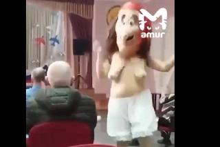 «Вошла не в ту дверь». Баба Яга станцевала стриптиз в доме престарелых в Хабаровском крае