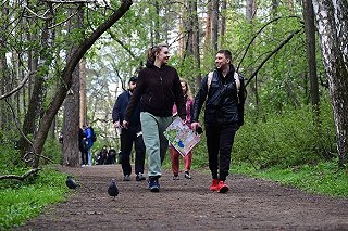 Тысячи екатеринбуржцев заполонили улицы города — фото