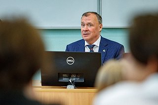 Алексей Орлов раскритиковал екатеринбургских коммунальщиков за плохую уборку во дворах