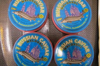 В Кольцово у мужчины обнаружили килограмм чёрной икры