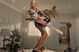 Клава Кока опубликовала откровенный фотосет с бензопилой — фото