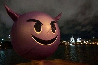 Художники превратили каменный шар у Театра драмы в лилового беса