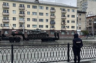 В Екатеринбурге ради военной техники перекрыли дорогу