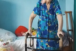 Полицейские помогли пожилой россиянке, упавшей с кровати