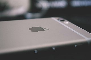 Екатеринбурженка на парковке стала жертвой мошенника с дешевым iPhone 16 Pro Max