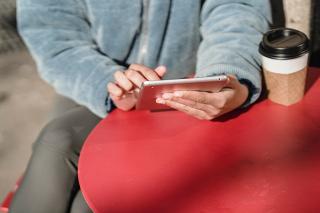 Бывшую активисту Навального судят за использование его символики в Instagram