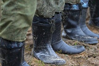 Пьяный контрактник избил двух уральских срочников
