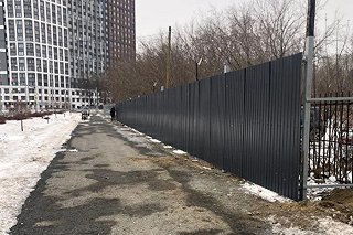 На Ботанике вокруг участка зелёной зоны внезапно возвели забор