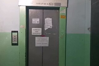 Екатеринбуржцы несколько лет живут в многоэтажке без лифтов из-за пожара