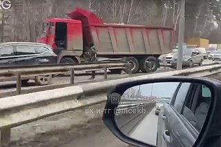 На Объездной самосвал влетел в ограждение
