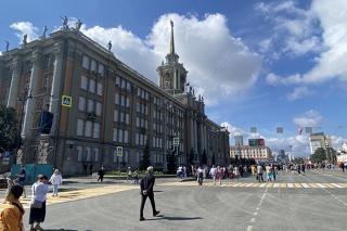 В центре Екатеринбурга перекрыли движение машин и запретили продавать спиртное