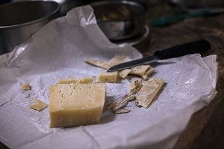 «Найти и уничтожить». На Урале из супермаркетов изъяли почти 4 килограмма сыра из ЕС