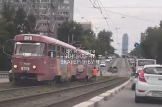 На Малышевском мосту у трамвая на ходу отвалились колёса