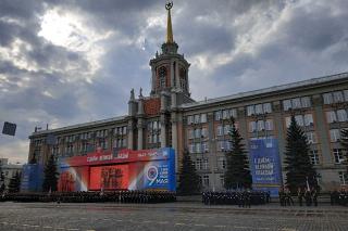 Из-за парада Победы завтра в Екатеринбурге перекроют десятки улиц (СПИСОК)