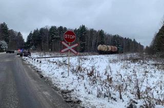 Под Екатеринбургом тепловоз снес легковушку на переезде