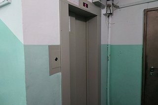 На Уралмаше в многоэтажном доме сломалась половина лифтов