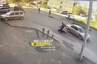 В Свердловской области велосипедист влетел в машину, напал на водителя и оставил его на дороге без сознания