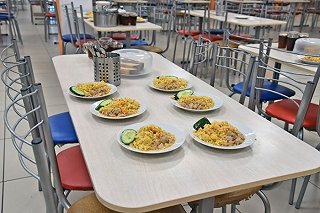 Подросток с Уралмаша пожаловался на стекло в школьном обеде