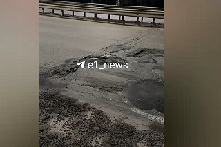 Колёса наглухо: на свердловской трассе, которую постоянно ремонтируют, появилась очень опасная яма