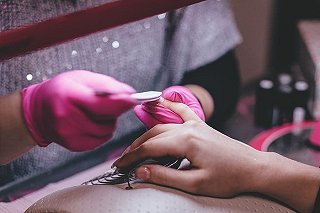 Врач Пироговки рассказала, могут ли УФ-лампы для маникюра спровоцировать меланому