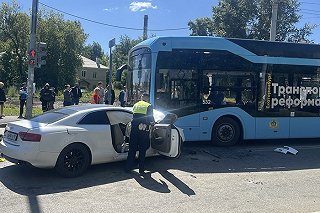 Один в реанимации, двоих отпустили. Что известно о пострадавших в аварии с троллейбусом