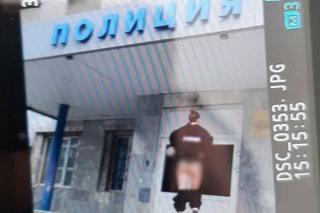 Девушка устроила стриптиз у екатеринбургского отдела полиции