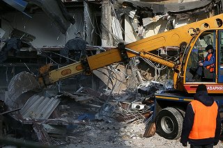 При сносе ветхого дома в Новоуральске куском стены завалило экскаватор