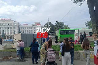 В центре Екатеринбурга «Газель» врезалась в автобус и перевернулась