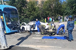 «Пассажир погиб»: на Эльмаше легковушка на скорости влетела в троллейбус
