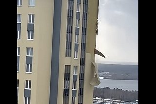 Ветер оторвал кусок фасада от екатеринбургской многоэтажки