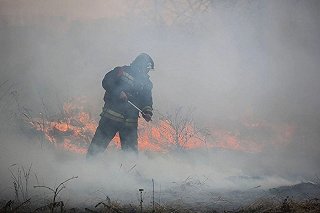 Куйвашев пообещал потушить пожар, из-за которого в Екатеринбурге пахнет гарью, к концу дня