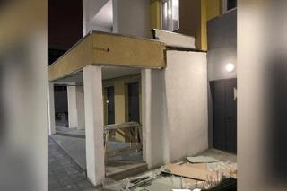 «Местами уже покосился»: в Академическом в новостройке разрушается подъезд