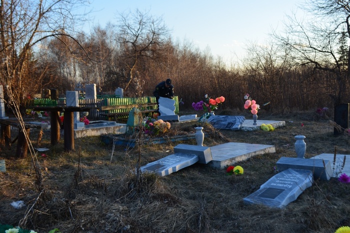 Свердловские полицейские установили подозреваемых в погроме кладбища