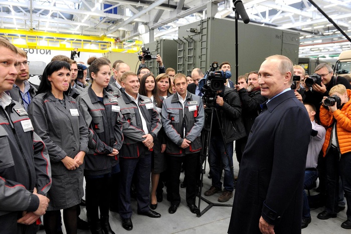 «Чего ты такой серьезный?» Путин спародировал лицо рабочего «Калашникова»