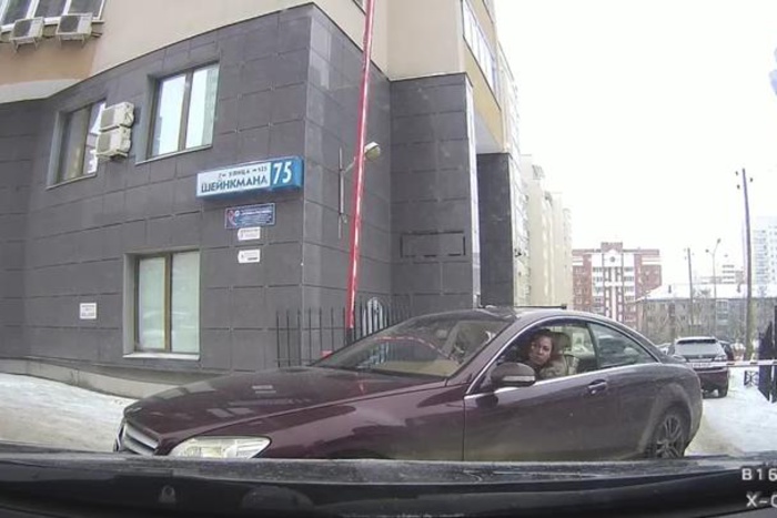 «Охрана тебя сожжет!» В Екатеринбурге дочь депутата устроила разборку на дороге