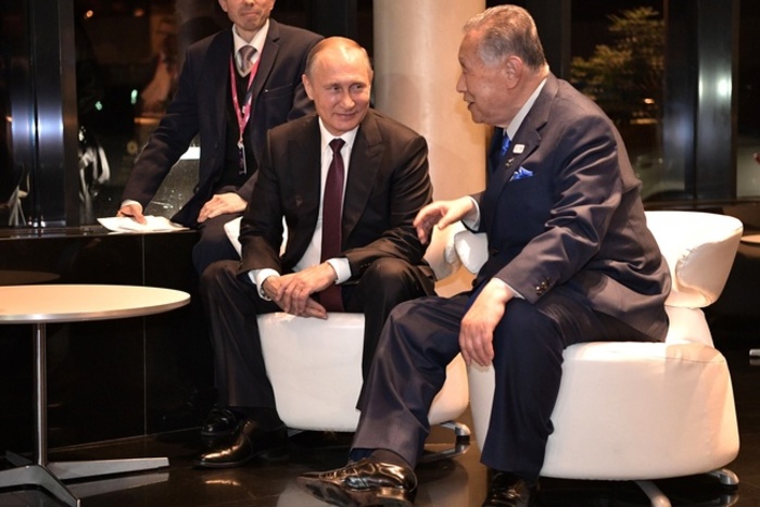 Путин провел неформальный ужин с японским экс-премьером в Екатеринбурге