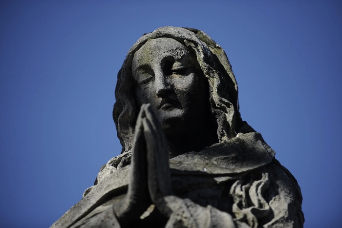 Губернатор призвал запретить могильные оградки