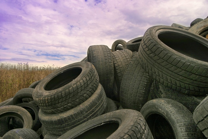 Ученые УрФУ предложили использовать отработанные шины для производства метанола