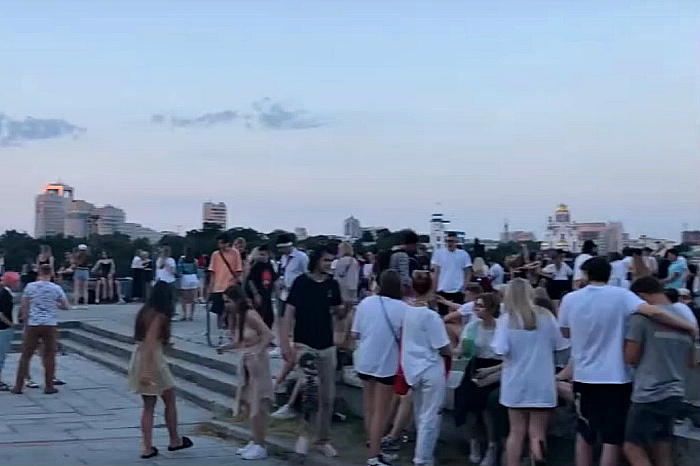 В центре Екатеринбурга толпа подростков устроила дискотеку